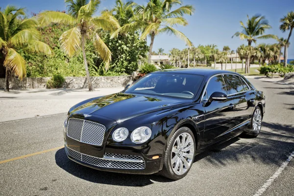 Bentley tropikal iklimde yolda, Dominik Cumhuriyeti