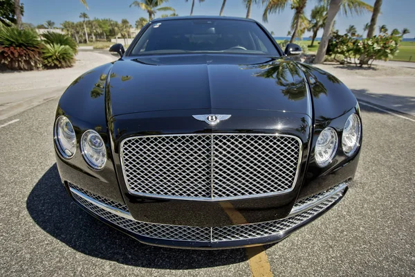 Bentley tropikal iklimde yolda, Dominik Cumhuriyeti