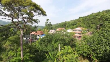 Phuket, Tayland güneşli bir gün boyunca Asya şehir, renkli evler, palmiye ağaçları ve gökyüzü görünümü