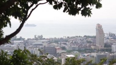 Phuket, Tayland gün boyunca asya kenti, renkli evler ve oteller, ağaçlar, deniz ve gökyüzü görünümü