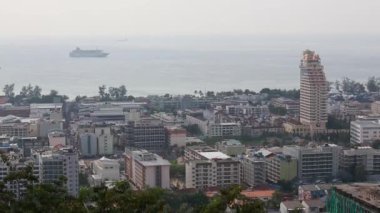 Phuket, Tayland gün boyunca asya kenti, renkli evler ve oteller, ağaçlar, deniz ve gökyüzü görünümü