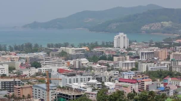 Θέα στην ασιατική πόλη, βαμμένα σπίτια και ξενοδοχεία, φοίνικες, γαλάζια θάλασσα και ουρανός κατά τη διάρκεια της ημέρας στο Πουκέτ, Ταϊλάνδη — Αρχείο Βίντεο