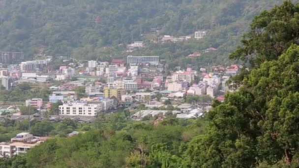 Utsikt över den asiatiska staden, färgade hus, palmer och himmel under soliga dagar i Phuket, Thailand — Stockvideo