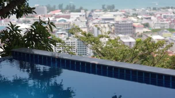 Infinity pool med utsikt över stadens skyline-fantastisk utsikt över färgade hus och hotell, träd, hav och himmel — Stockvideo