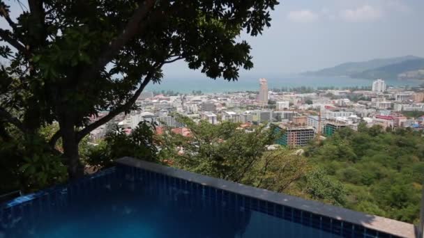 Infinity Pool Overlooks City Skyline มุมมองที่ยอดเยี่ยมของบ้านสีและโรงแรมต้นไม้ทะเลและท้องฟ้า — วีดีโอสต็อก