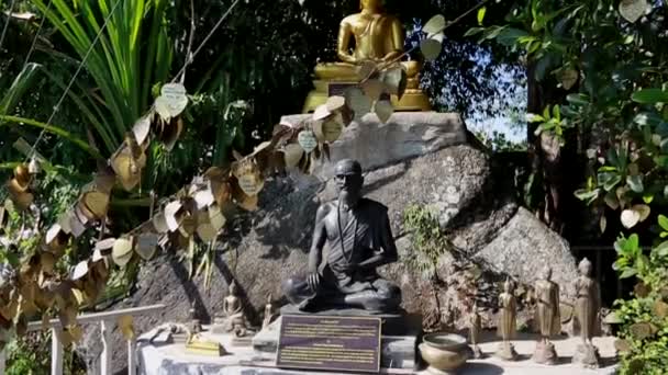 Thailand, Phuket, 2018 buddhistiska Saint Wish-beviljande, Buddha staty och många mänskliga önskningar på bladguld — Stockvideo