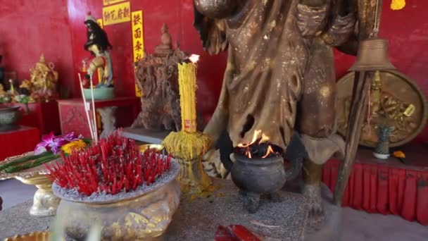 Brennende Kerzen und Weihrauch in einem Tempel in Thailand. — Stockvideo