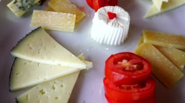 Peynir ve domates farklı türde meze, güzel ortaya koydu