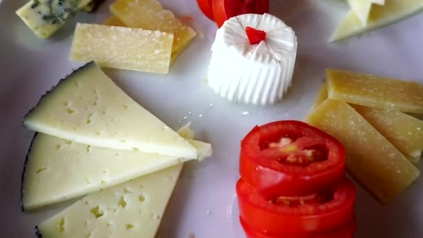 Voorgerecht van verschillende soorten kaas en tomaten, prachtig aangelegd — Stockvideo