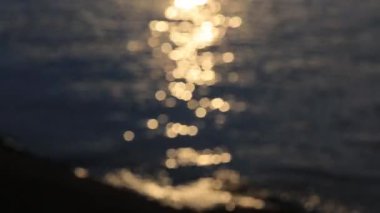 Batan güneşin ışınlarında göl kıyısı. Odak dışında, bokeh, parlama, yavaş odak