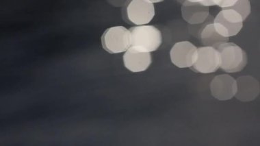 dumanlı ve beyaz Bokeh güneş parlama su yüzeyine yansıyan. su da titreme Soyut bulanık odak bokeh arka plan dışında