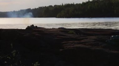 akşam gölde bir yangın alev bir adamın iki siluetleri