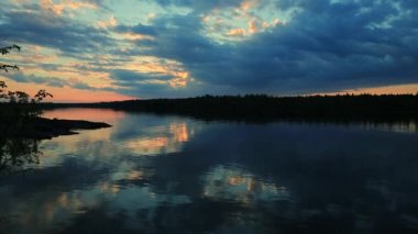 Güzel bulut manzarası ve gün batımı göl yansıması üzerinde bulut ile kırma. Zaman atlamalı video