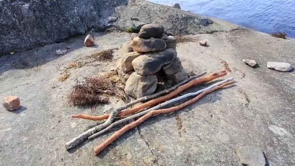 Stenar och brasved för ett hemlagat bad på sjön. — Stockvideo