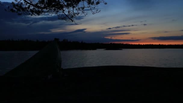Люди внутри самодельной ванны на вечернем озере с закатом  . — стоковое видео