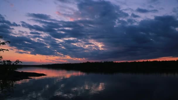 Hermoso paisaje nuboso y puesta de sol rompiendo a través de la nube sobre el reflejo del lago. Video de lapso de tiempo — Vídeos de Stock