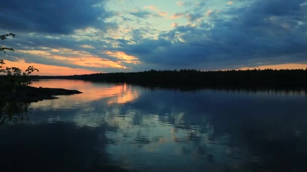 Hermoso paisaje nuboso y puesta de sol rompiendo a través de la nube sobre el reflejo del lago. Video de lapso de tiempo — Vídeos de Stock