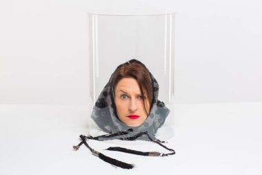 Şeffaf bir şapkanın altında atkı takan bir kadının kafası. Kavramsal olarak. Duygular, ruh hali, karakter