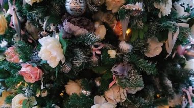 Gün ışığında Noel ağacıyla süslenmiş çelenkler ve süslemeler