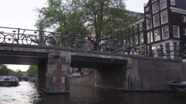 Amsterdam, Hollanda, Temmuz 2019. Amsterdam 'da günlük hayat. Kanaldan geçen teknenin görüntüsü