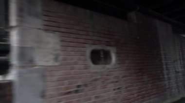 Amsterdam, Hollanda, Temmuz 2019. Amsterdam 'da günlük hayat. Kanaldan geçen teknenin görüntüsü