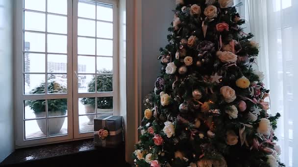 Ablak és a szoba díszített karácsonyfa. — Stock videók