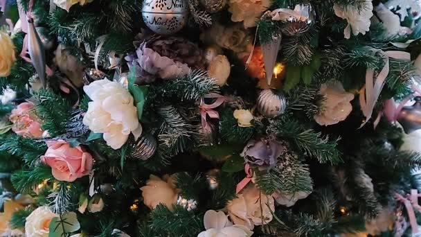 Guirnaldas y decoraciones con un árbol de Navidad a la luz del día — Vídeo de stock