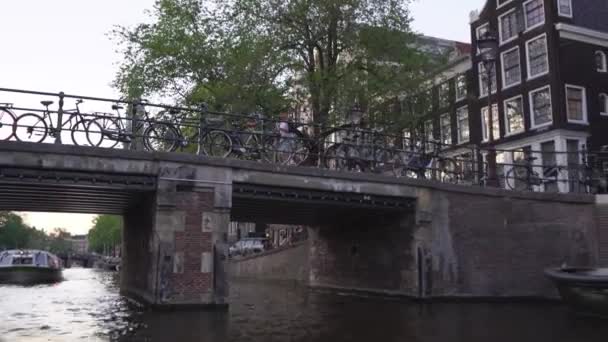 Ámsterdam, Países Bajos, julio de 2019. La vida cotidiana en Amsterdam. vista desde el barco moviéndose a través del canal — Vídeo de stock