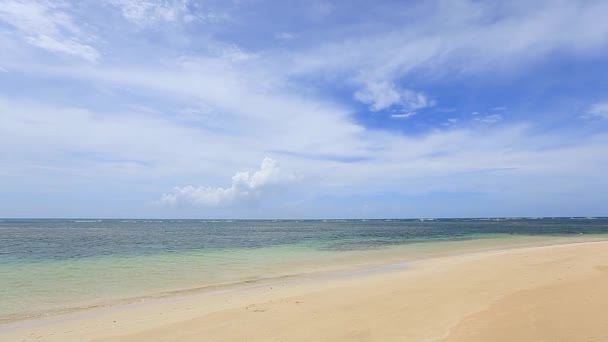 Tom strand med gul sand, blått hav og himmel – stockvideo