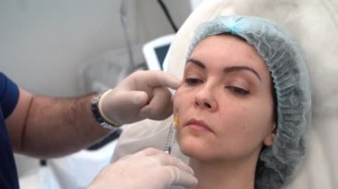 Beyaz eldivenli bir doktor, iğne kasın altına sokulduğunda ve iğne sadece derinin altındaysa nasıl göründüğünü gösterir.