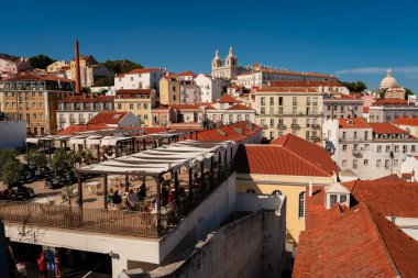 Temmuz 2019, Portekiz, Lizbon. Turuncu ev, otel, deniz kıyısı ve gökyüzü manzaralı.