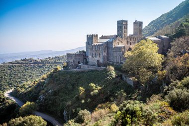 Sant Pere de Rodes Manastırı manzarası, dağlar ve mavi gökyüzü