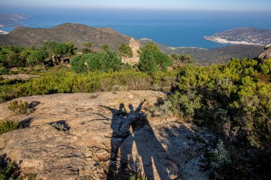 Sant Pere de Rodes manastırının en üst manzarası, dağlar, deniz ve mavi gökyüzü