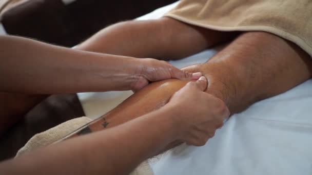 Massageie a parte de trás da perna inferior com duas mãos — Vídeo de Stock