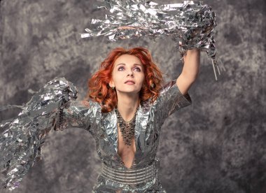 Kızıl saçlı kız virüs kavramsal olarak gümüş yağmurda yayılıyor. Protesto Sanatı