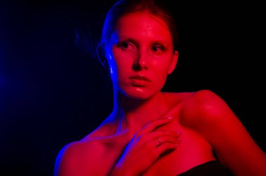 Kırmızı güzel kız