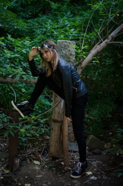 deri ceketli güzel kız