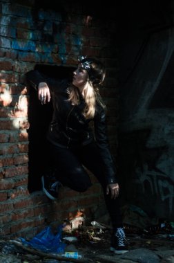 deri ceketli güzel kız