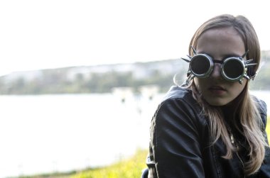 deri ceketli güzel kız