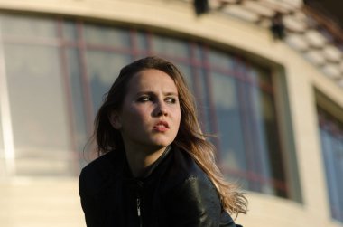 deri ceketli güzel kız