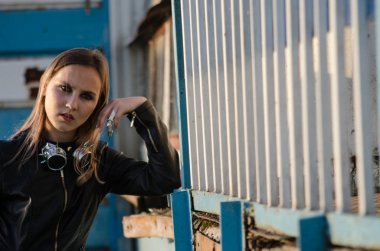 deri ceketli güzel kız