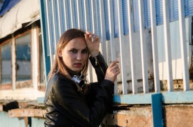 deri ceketli güzel kız