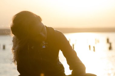 deri ceketli güzel kız