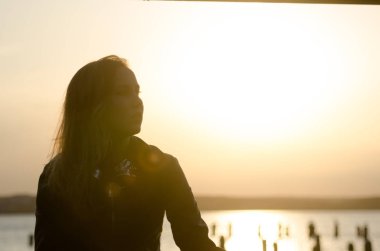 deri ceketli güzel kız