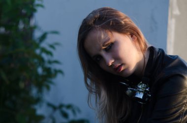 deri ceketli güzel kız