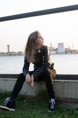 deri ceketli güzel kız