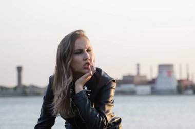 deri ceketli güzel kız