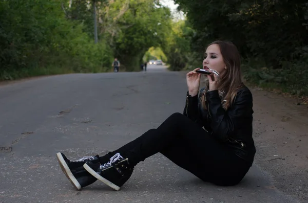 Hermosa Chica Chaqueta Cuero — Foto de Stock