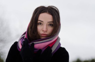 Parktaki güzel kız.