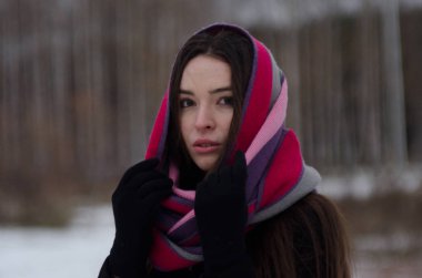 Parktaki güzel kız.